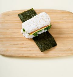 5. 김으로 감싸서 먹기 좋은 크기로 썬다.