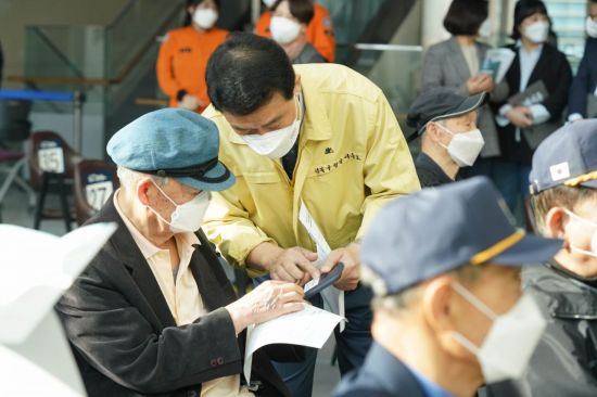 이승로 성북구청장이 이날 접종 후 이상반응관찰실에서 대기 중인 구민에게 안내사항을 설명하고 있다.