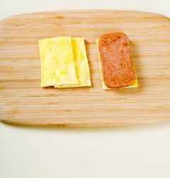 3. 달걀은 잘 풀어서 소금으로 간을 하고 팬에 도톰하게 부쳐서 햄 크기로 썬다.