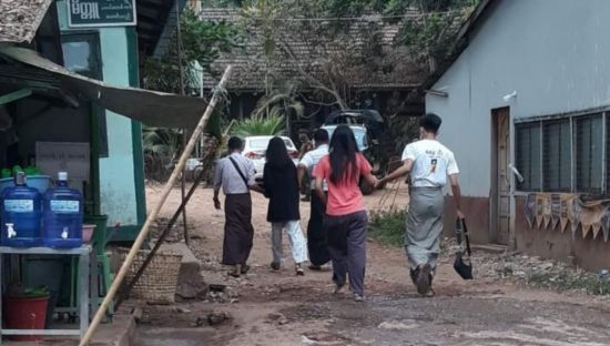 CNN 취재팀이 떠난 직후 무장한 사복 군부들에 의해 어디론가 끌려가는 미얀마 시민들. 사진=미얀마 나우 캡처
