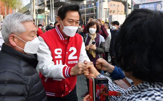 오세훈 국민의힘 서울시장 후보가 6일 오전 서울 자양사거리에서 출근길 시민들과 인사하고 있다. [이미지출처=연합뉴스]