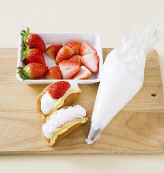 5. 핫케이크에 크림을 채우고 딸기를 얹고 민트로 장식한다. (tip. 생크림 거품은 거품기로 떳을게 갈고리 모양이 빳빳하게 생길정도로 올린다. 핫케이크를 부쳐 그릴의 망 사이에 잠깐 끼워두거나 홍두깨에 얹어 두면 모양이 잘 잡힌다.)