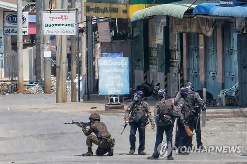 시위대를 향해 총을 겨눈 미얀마 군인
