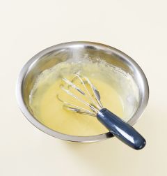 1. 핫케이크 믹스에 달걀과 우유 2/3컵을 넣어 멍울지지 않도록 잘 푼다.