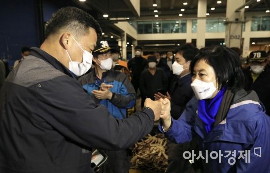 4·7 재보궐선거 공식 선거운동 마지막 날인 6일 새벽 노량진 수산시장을 찾은 박영선 더불어민주당 서울시장 후보가 상인들과 인사를 나누고 있다./사진=박영선 후보 캠프 제공