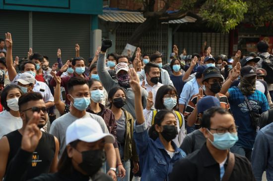 6일(현지시간) 미얀마 만델레이에서 시민들이 군부를 규탄하는 거리 시위에 참가하며 항의의 표시로 세 손가락을 들어보이고 있다. 만델레이(미얀마)=EPA연합