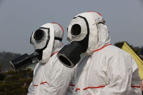 불교환경연대, 종교환경연대 등 관계자들이 지난달 11일 오후 서울 종로구 청와대 분수광장에서 '후쿠시마 핵발전소 사고 10주기 탈핵 기자회견'을 하고 있다. <사진=연합뉴스>