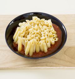 4. 오븐용기 바닥에 토마토 소스를 골고루 펼쳐 담고 삶은 펜네를 세워 넣는다.