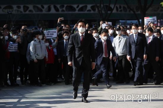 제38대 서울특별시장에 당선된 오세훈 시장이 8일 서울시청으로 첫 출근하고 있다. /문호남 기자 munonam@