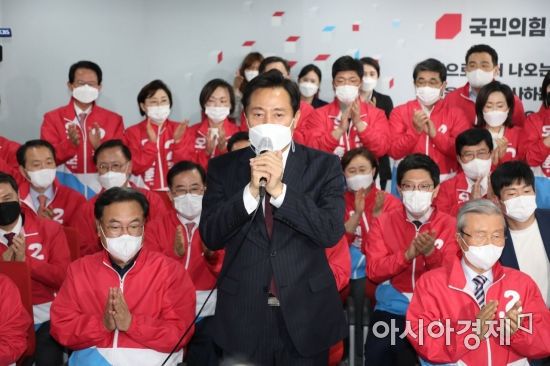 오세훈 국민의힘 서울시장 후보가 7일 서울 여의도 중앙당사에 마련된 개표상황실에서 출구조사 결과후 소감을 밝히고 있다,/국회사진기자단