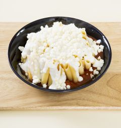 6. 모차렐라 치즈를 골고루 뿌리고 220℃로 예열한 오븐에 5~7분 정도 굽는다.