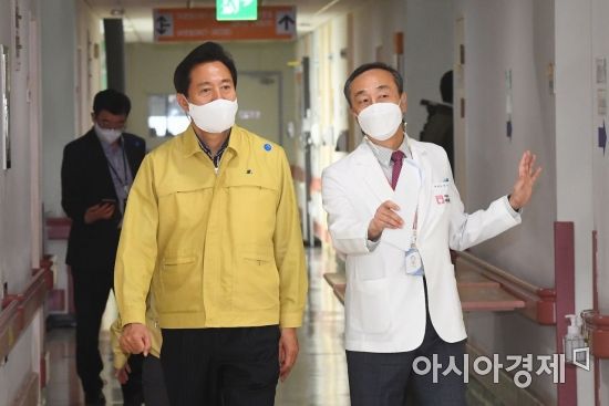 오세훈 서울시장(오른쪽)이 9일 서울 은평구 서북병원을 찾아 박찬병 병원장의 안내를 받으며 코로나19 대응 현황을 점검하고 있다./김현민 기자 kimhyun81@