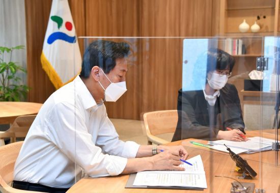 지난 8일 서울시청으로 출근해 업무 보고를 받고 있는 오세훈 서울시장. [이미지출처=연합뉴스]