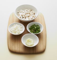 2. 새송이버섯, 대파, 양파는 잘게 다지고 청양고추는 송송 썬다.