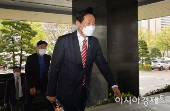 문재인 대통령 주재 화상 국무회의에 첫 참석하는 오세훈 서울시장이 13일 정부서울청사에 들어서고 있다./김현민 기자 kimhyun81@