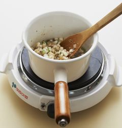 3. 냄비에 참기름을 두르고 조갯살, 새송이버섯, 대파, 양파를 넣어 2분 정도 볶다가 물 1/2컵을 넣고 끓인다.