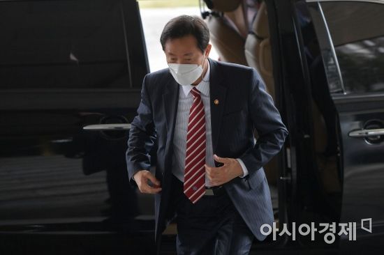 문재인 대통령 주재 화상 국무회의에 첫 참석하는 오세훈 서울시장이 13일 정부서울청사에 들어서고 있다./김현민 기자 kimhyun81@