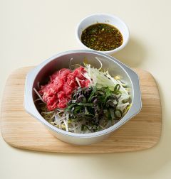 4. 불고기 양념과 물 1/2컵을 붓고 끓인다. 국물이 끓고 나서 3~4분쯤 지나 쇠고기가 익으면 통깨를 뿌린다.