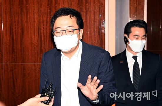 금태섭 전 의원이 16일 서울 조선호텔에서 김종인 국민의힘 전 비상대책위원장과 조찬 모임을 갖고 호텔을 나서고 있다./국회사진기자단