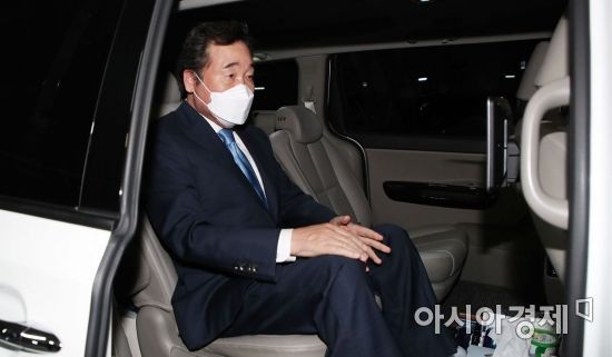 이낙연 전 더불어민주당 대표가 15일 자가격리 해제 후 서울 종로구 자택을 나서고 있다./국회사진기자단