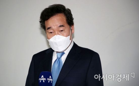 이낙연 전 더불어민주당 대표가 15일 자가격리 해제 후 서울 종로구 자택을 나서는 중 취재진 질문에 답변하고 있다./국회사진기자단