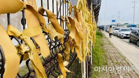 세월호 7주기를 맞은 16일 오전 세월호 선체가 거치돼 있는 전남 목포시 신외항에 빛바랜 노란 리본이 바람에 나부끼고 있다.