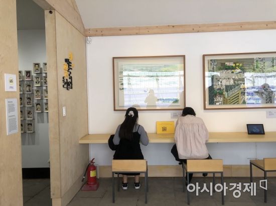 세월호 참사 7주기 전날(15일) 시민들이 광화문 광장 세월호 기억공간에서 추모 메시지를 쓰고 있다. 사진=이주미 기자 zoom_0114@asiae.co.kr