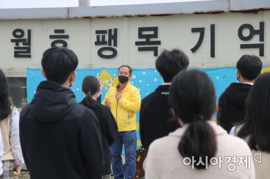 세월호 7주기를 맞은 16일 오전 진도 팽목항에서 세월호 참사 당시 단원고 2학년 우재군의 아버지 고영환씨가 추모 온 진도실업고등학교 학생들에게 당시의 이야기를 전하고 있다.