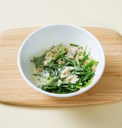 3. 볼에 부침가루와 물 1/2컵을 넣어 잘 푼 다음 부추, 청양고추, 조갯살을 넣어 잘 섞는다.