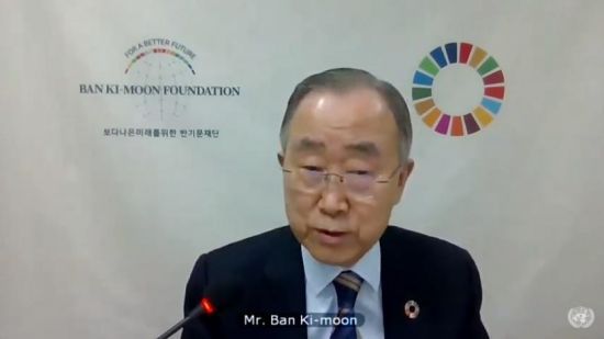 반기문 전 유엔 사무총장이 19일(현지시간) UN 안전보장이사회 온라인 공개토의에서 국제사회에 미얀마 유혈 사태 해결을 위한 즉각적인 행동을 촉구하고 있다. 
    반 전 총장은 이날 유엔 안전보장이사회가 '국제 평화·안보 유지에서 유엔과 지역기구 간 협력'을 주제로 개최한 온라인 공개토의에 참석해 미얀마 상황에 대한 브리핑을 하고 이같이 제언했다. [이미지출처=연합뉴스]