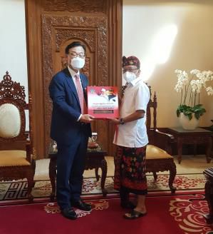 박태성(왼쪽) 주인도네시아 대사가 2020년 12월 10일 발리에서 와얀 코스테르 주지사와 만나 발리 공항 경전철 사업과 영사관 설치 관련 협력을 논의했다. [이미지출처=연합뉴스]