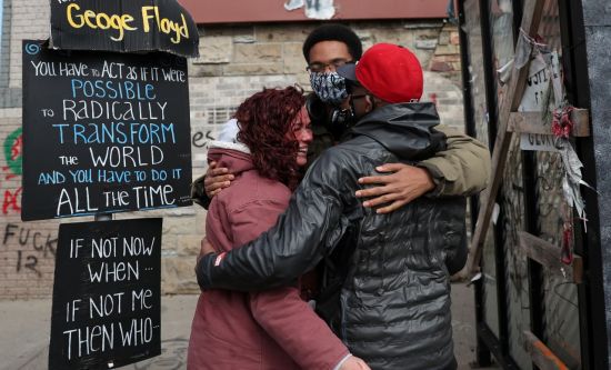 흑인 조지 플로이드가 사망한 곳에 모여있던 이들이 백인 경관 데릭 쇼빈에 대한 유죄 평결이 내려진 후 기뻐하고 있다. [이미지출처=로이터연합뉴스]