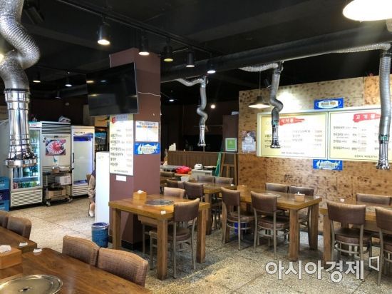 손님이 없는 한 식당의 모습. 24시 운영을 해오던 이 식당은 현재 10시까지 운영 중이다. 사진=김소영 기자 sozero815@asiae.co.kr
