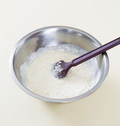 3. ②에 우유 1/4컵, 생크림 3/4컵, 밀가루, 파르메산 치즈가루, 레몬즙을 넣어 잘 섞는다.