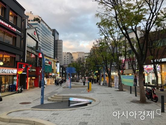 저녁영업이 시작됐지만 거리는 한산한 모습을 보이고 있다. 사진=김소영 기자 sozero815@asiae.co.kr