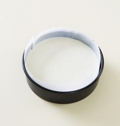 4. 오븐용기에 종이를 깔고 반죽을 넣는다.