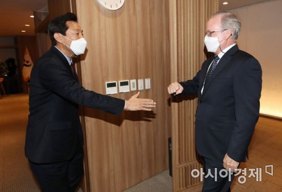 오세훈 서울시장이 23일 서울 중구 서울시청을 방문한 로버트 랩슨 주한미국대사대리와 인사를 나누고 있다./김현민 기자 kimhyun81@