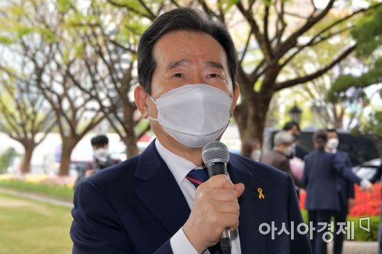 이임식을 마친 정세균 국무총리가 16일 정부서울청사를 나서고 있다. /문호남 기자 munonam@