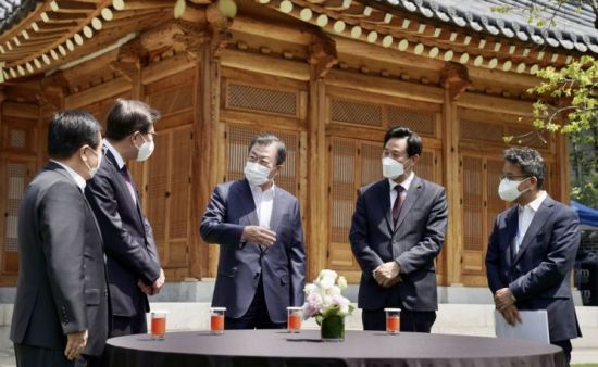 문재인 대통령과 오세훈 서울시장, 박형준 부산시장과 청와대 오찬 후 간담회