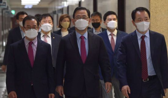 주호영 국민의힘 당 대표 권한대행(가운데), 이종배 정책위의장(왼쪽) 등이 23일 서울 여의도 국회에서 열린 비상대책위원회의에 입장하고 있다. [이미지출처=연합뉴스]