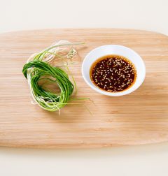 3. 분량의 양념장 재료를 섞는다. (간장 3, 송송 썬 달래 3, 고춧가루 0.5, 참기름 1, 깨소금 0.5)