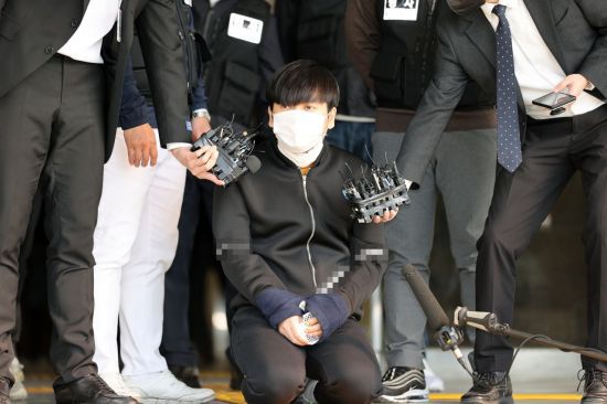 지난 9일 서울 노원구 아파트에서 '세 모녀'를 살해한 혐의를 받는 김태현이 검찰로 송치되기 위해 서울 도봉경찰서에서 나와 무릎을 꿇고 있다. [이미지출처=연합뉴스]