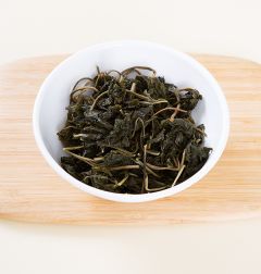 2. 불린 취나물은 먹기 좋게 잘라서 국간장과 참기름에 조물조물 버무린다. (tip. 마른 취나물은 찬물에 1시간 정도 불려 은근한 불에 10분 정도 끓인 다음 불을 끄고 부드러워질 때까지 불린다. 부드럽지 않으면 다시 끓이기를 반복하여 삶는다.)