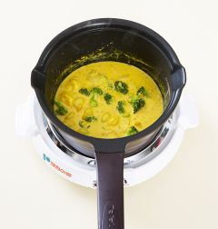 4. 2분 정도 지나면 브로콜리와 옥수수를 넣고 3분 정도 더 끓인다. 오븐용기에 담고 블랙 올리브를 반으로 잘라 얹는다.