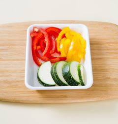 2. 파프리카와 주키니 호박은 일정한 두께로 썬다.