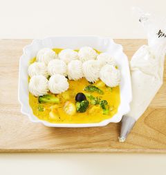 6. 매시트 포테이토를 짤주머니에 담아 우유 소스 카레에 짠다. 200℃로 예열한 오븐에 15~20분 정도 굽는다. (tip. 감자를 우유에 삶을 때 우유가 끓어 넘칠 수 있으니 불 조절에 신경을 써야 한다. 중간에 감자가 덜 익으면 우유나 물을 더 넣는다.)