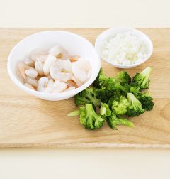 1. 새우살은 씻어 건진다. 브로콜리는 작은 송이로 잘라 끓는 물에 데치고 양파는 굵게 다진다.