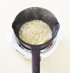 5. 매시트 포테이토를 만든다. 감자는 깨끗이 씻어 껍질을 벗겨 납작하게 썰어 냄비에 담는다. 우유 1컵+1/2컵을 부어 우유가 끓기 시작하면 약한불에 10분 정도 푹 삶아 소금과 후춧가루 간을 하고 버터를 넣어 부드럽게 으깬다.