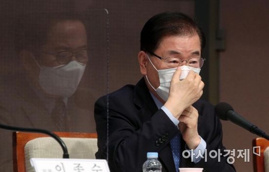 정의용 외교부 장관이 20일 서울 중구 프레스센터에서 열린 관훈클럽 초청 토론회에서 물을 마신 뒤 마스크를 착용하고 있다./김현민 기자 kimhyun81@