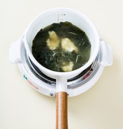 4. 수제비 반죽을 얇게 떠서 넣어 3분 정도 끓인 다음 들깻가루와 다진 마늘을 넣고 소금과 후춧가루로 간을 한다.